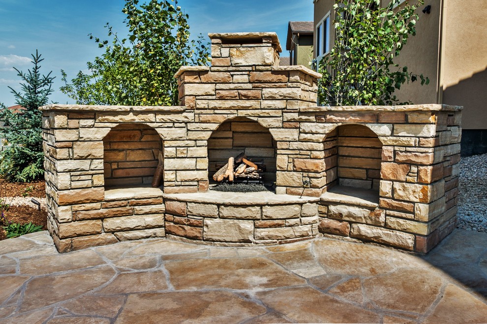 Пример оригинального дизайна: большой двор на заднем дворе в стиле рустика с местом для костра и покрытием из каменной брусчатки