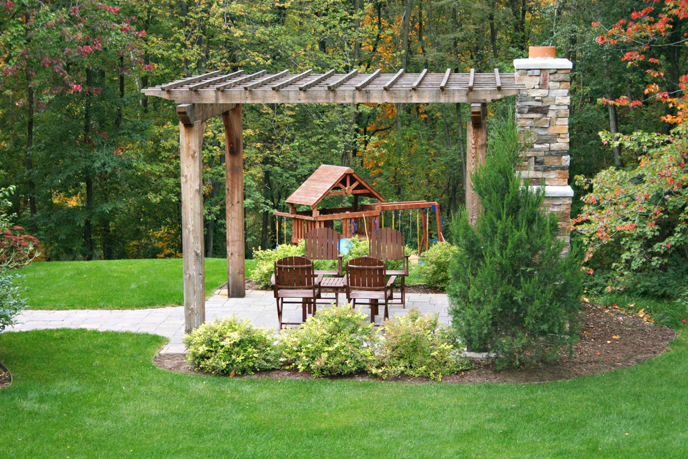 Immagine di un patio o portico classico con un focolare