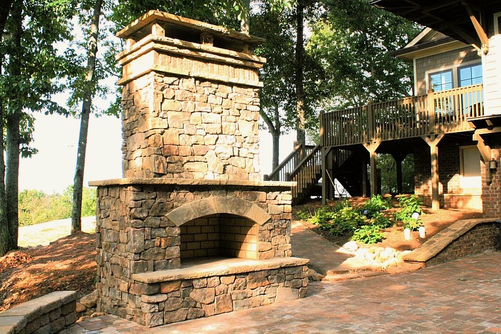 Kleiner, Unbedeckter Rustikaler Patio neben dem Haus mit Kamin und Natursteinplatten in Atlanta