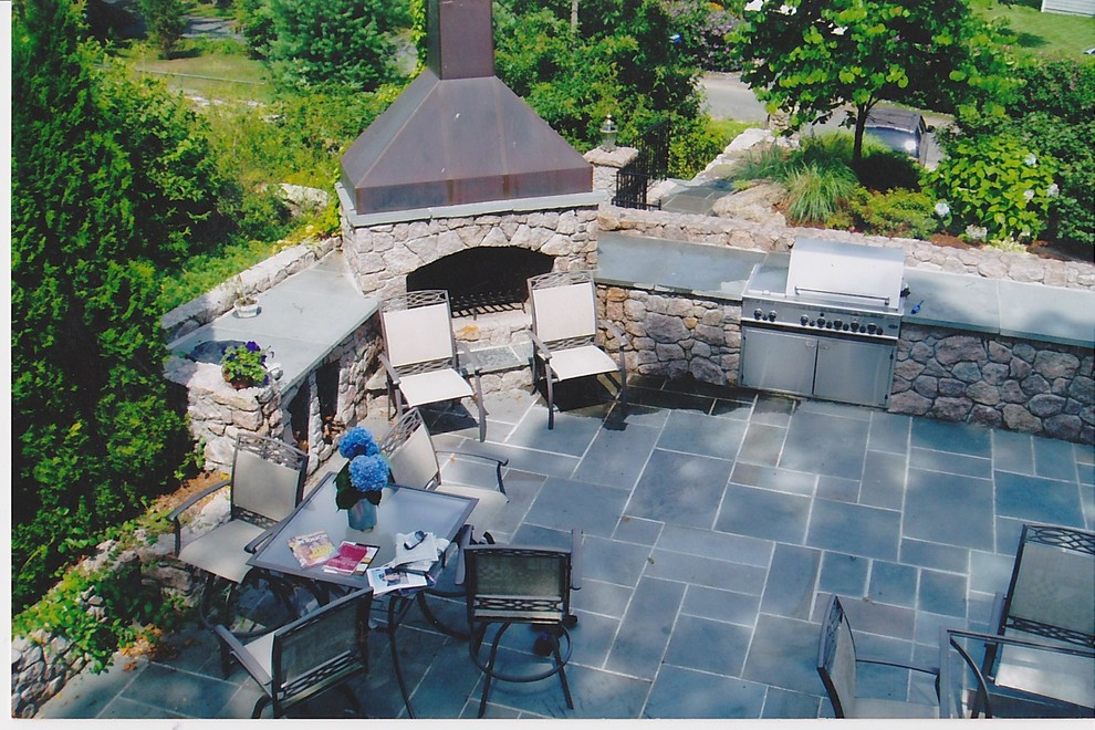 Ejemplo de patio clásico de tamaño medio sin cubierta en patio delantero con cocina exterior y adoquines de piedra natural
