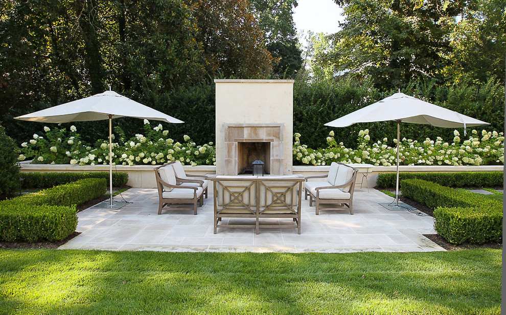 Idées déco pour une terrasse arrière classique avec une cheminée.