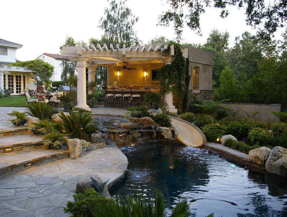 На фото: большая пергола во дворе частного дома на заднем дворе в классическом стиле с фонтаном с
