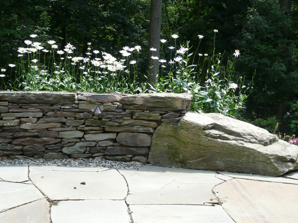 Diseño de patio rural pequeño en patio trasero con adoquines de piedra natural