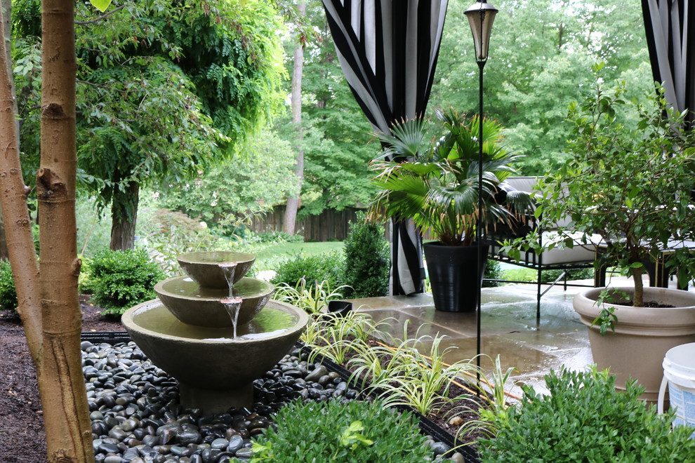 Photo of a contemporary patio in St Louis.