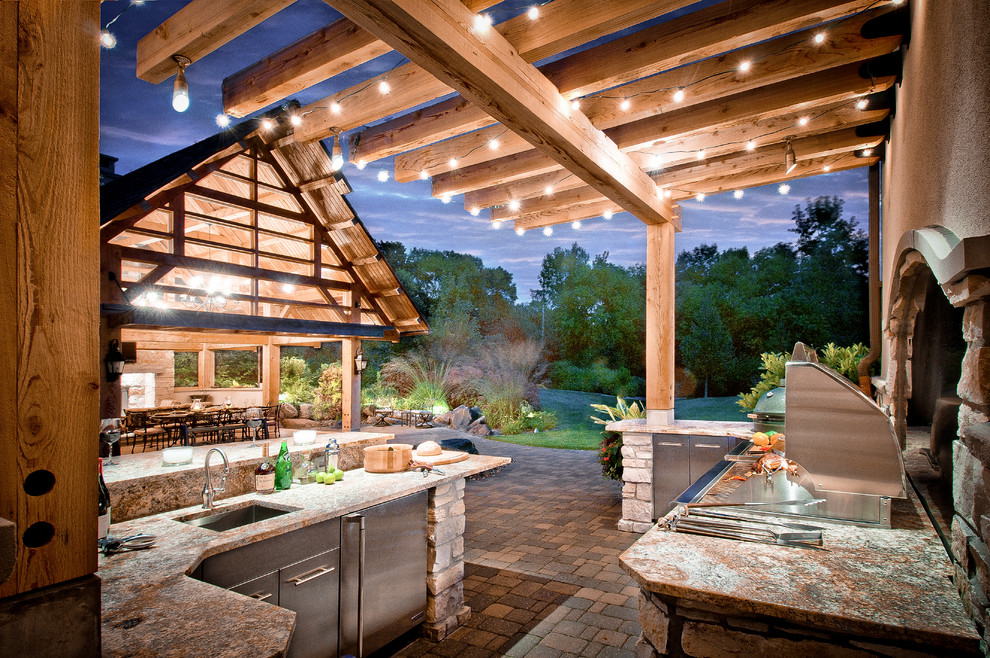 Idées déco pour une grande terrasse arrière classique avec une cuisine d'été, des pavés en béton et un gazebo ou pavillon.