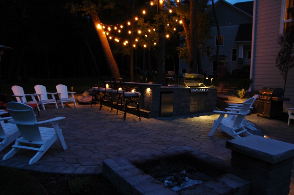 На фото: двор среднего размера на заднем дворе в классическом стиле с летней кухней и покрытием из каменной брусчатки без защиты от солнца