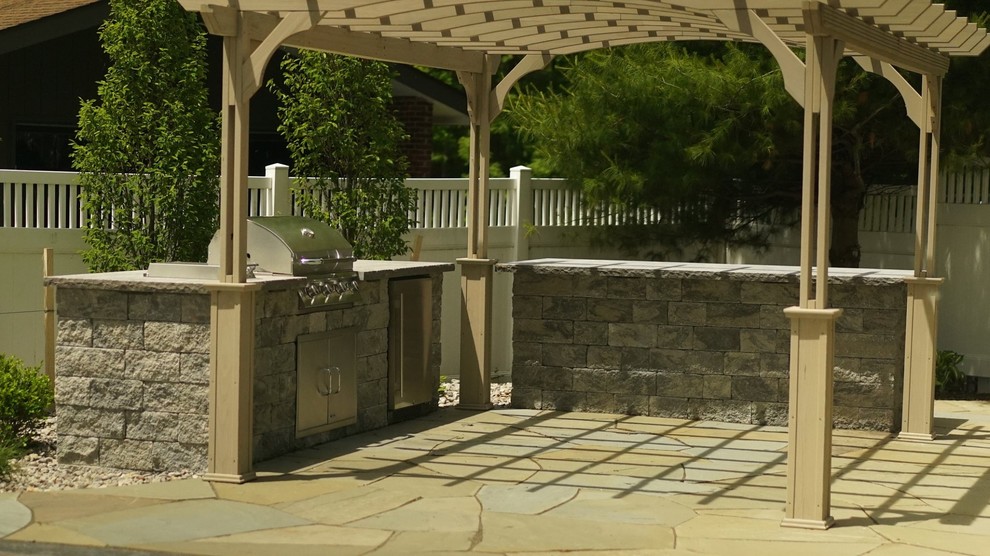Foto di un patio o portico tradizionale di medie dimensioni e dietro casa con un focolare, lastre di cemento e nessuna copertura