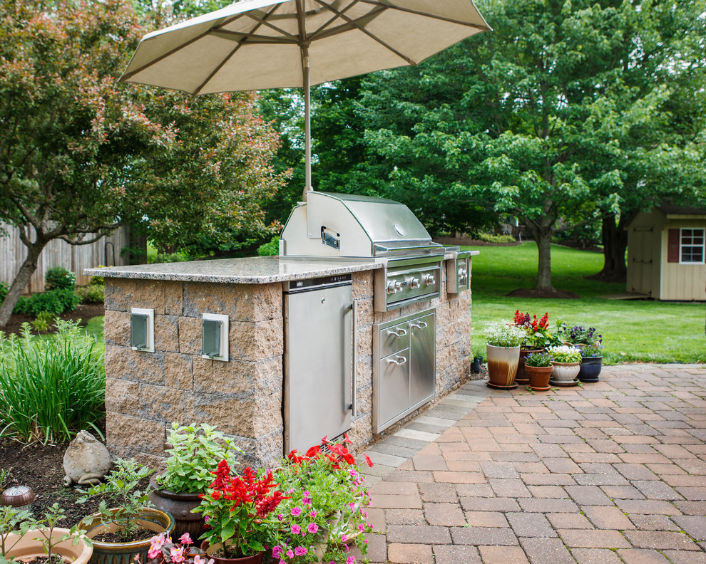Mittelgroßer, Unbedeckter Klassischer Patio hinter dem Haus mit Outdoor-Küche und Pflastersteinen in Philadelphia