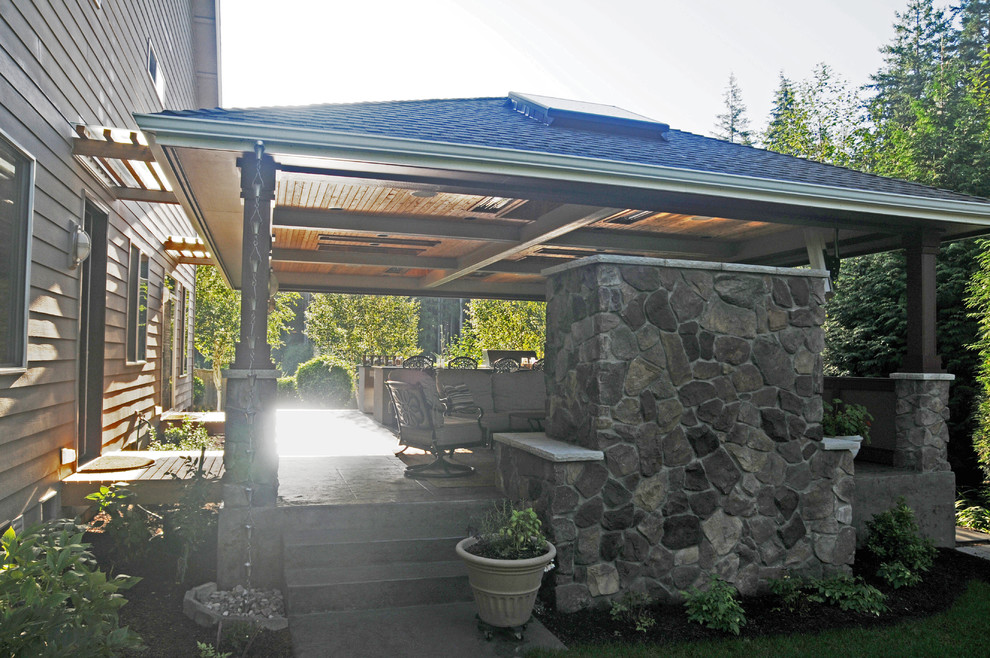 Großer Klassischer Patio hinter dem Haus mit Outdoor-Küche, Betonboden und Gazebo in Seattle