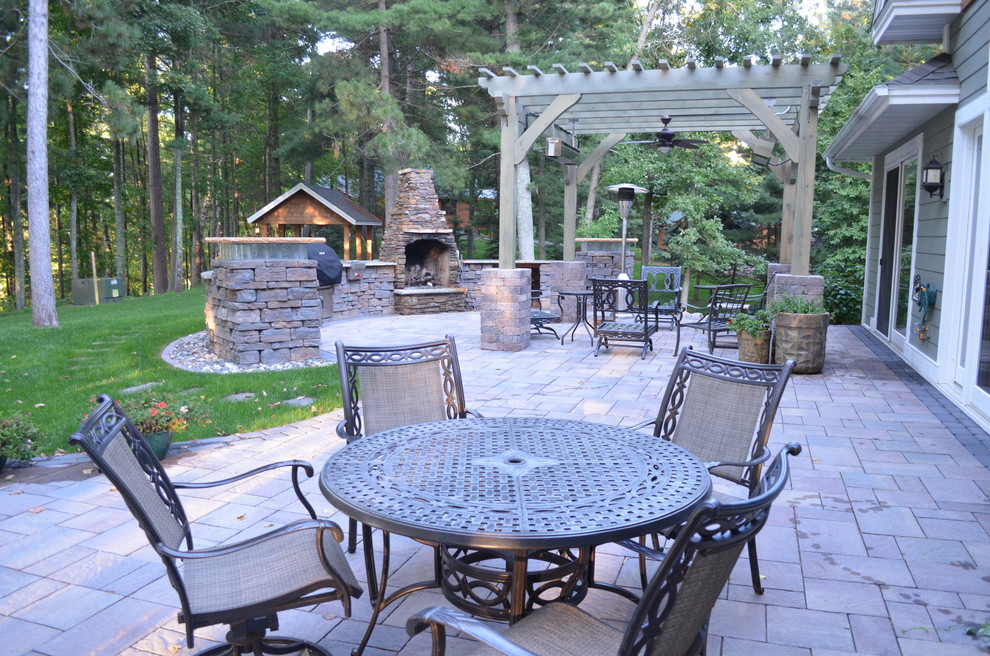 Outdoor kitchen and firepit Traditional Patio Minneapolis by
