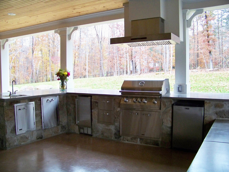 Пример оригинального дизайна: двор на заднем дворе в классическом стиле с летней кухней и покрытием из бетонных плит