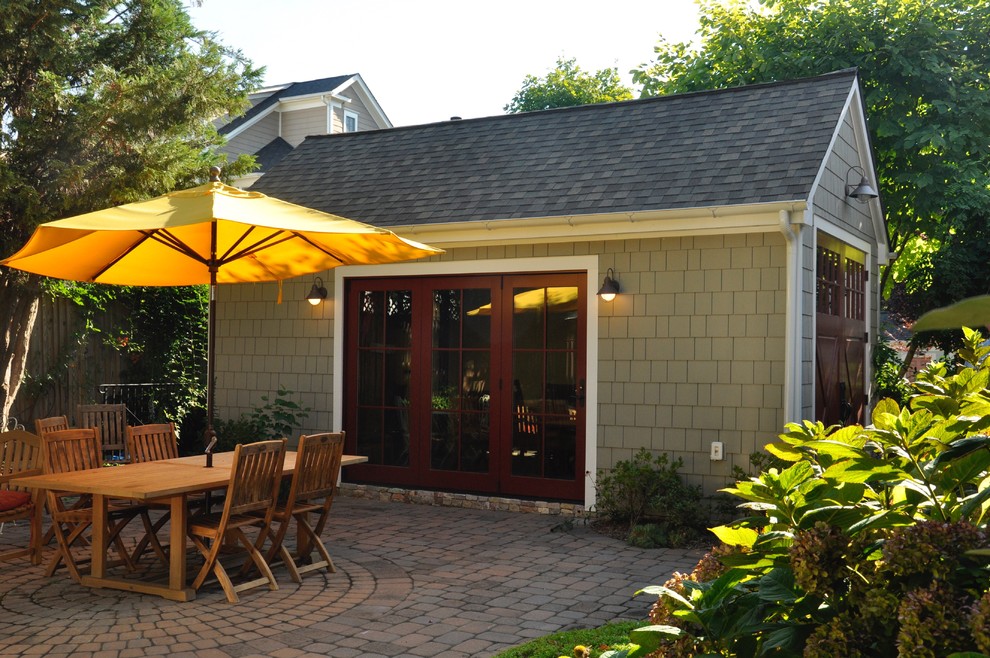 ワシントンD.C.にある中くらいなトラディショナルスタイルのおしゃれな裏庭のテラス (ファイヤーピット、レンガ敷き、日よけなし) の写真
