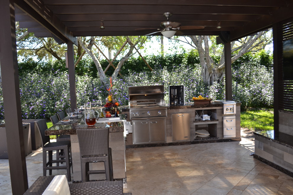Geräumige Klassische Pergola hinter dem Haus mit Outdoor-Küche und Natursteinplatten in Miami