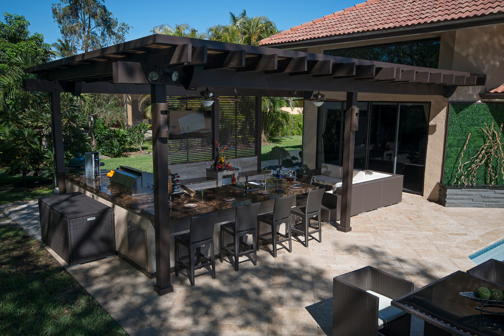 Inspiration pour une très grande terrasse arrière traditionnelle avec une cuisine d'été, des pavés en pierre naturelle et une pergola.