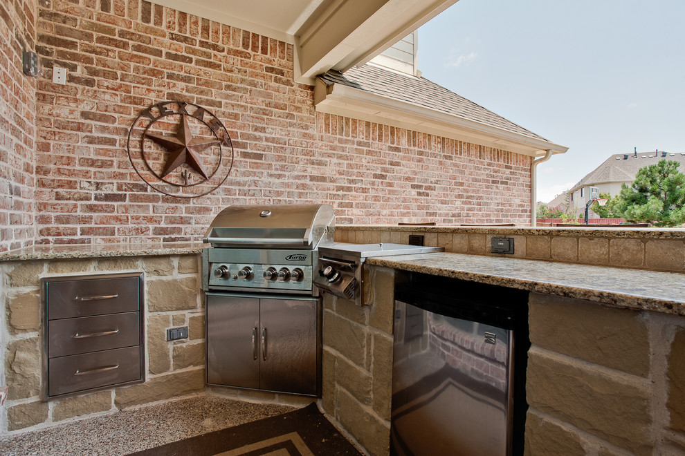 Outdoor kitchen/bar area Traditional Patio Dallas by DFW