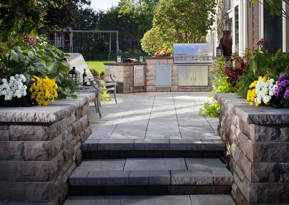 Example of a trendy patio design in Chicago