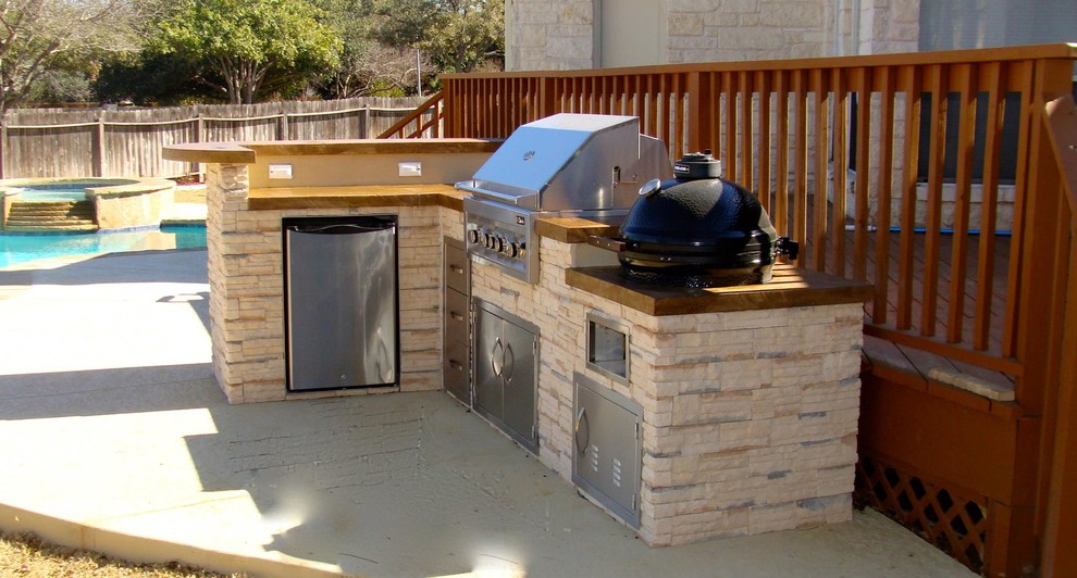 Outdoor kitchen by FLO Grills Round Rock, Texas Traditional Patio
