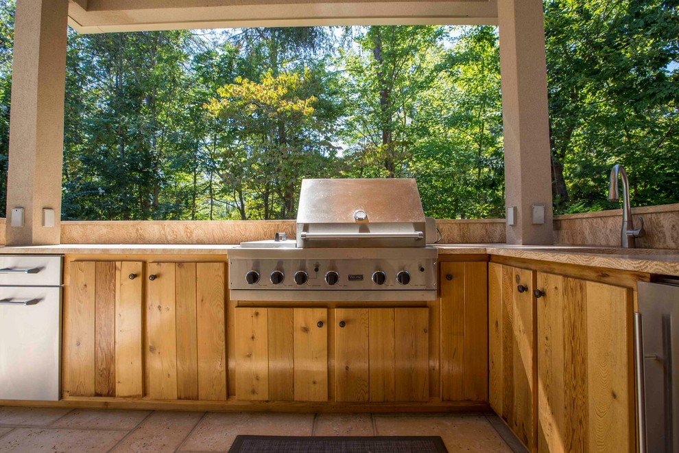 Modelo de patio clásico renovado de tamaño medio en patio trasero con cocina exterior, suelo de hormigón estampado y cenador