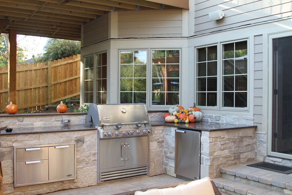 Aménagement d'une terrasse arrière classique avec une cuisine d'été.
