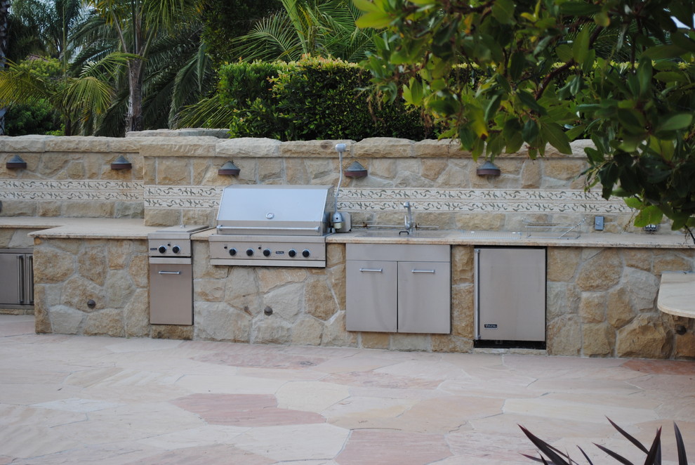 Großer Klassischer Patio hinter dem Haus mit Outdoor-Küche und Natursteinplatten in Santa Barbara