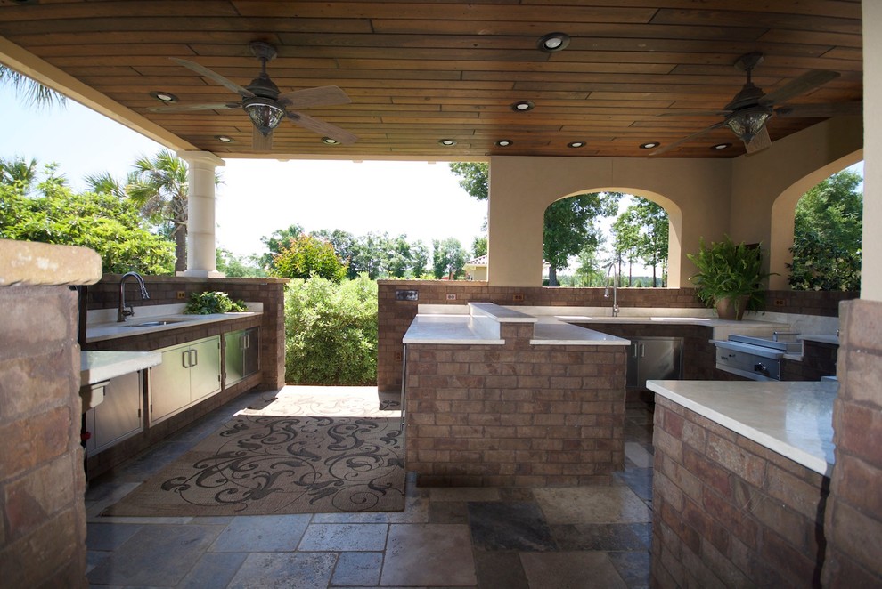 Inspiration pour une terrasse arrière traditionnelle de taille moyenne avec une cuisine d'été et une extension de toiture.