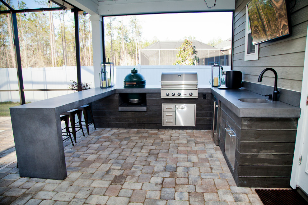 Aménagement d'une terrasse arrière moderne de taille moyenne avec une cuisine d'été et des pavés en brique.