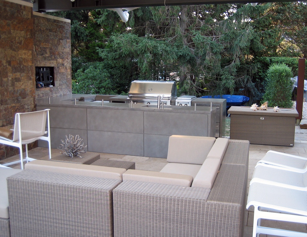 Cette image montre une terrasse arrière design avec une cuisine d'été.