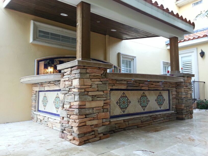 Idée de décoration pour une terrasse arrière tradition de taille moyenne avec une pergola.