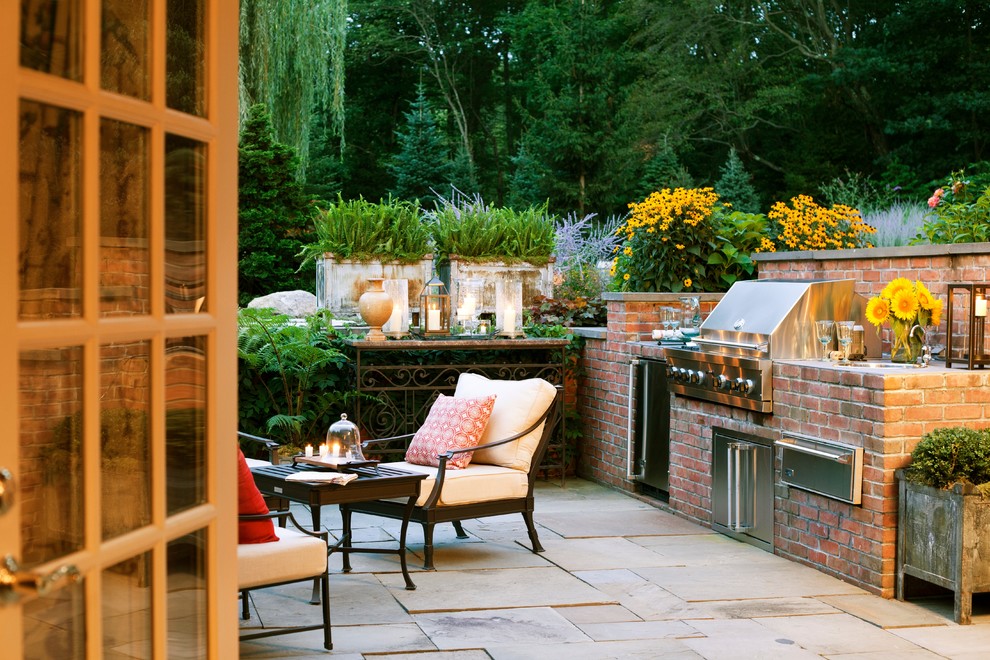 Стильный дизайн: маленький двор на заднем дворе в классическом стиле с летней кухней и мощением тротуарной плиткой без защиты от солнца для на участке и в саду - последний тренд