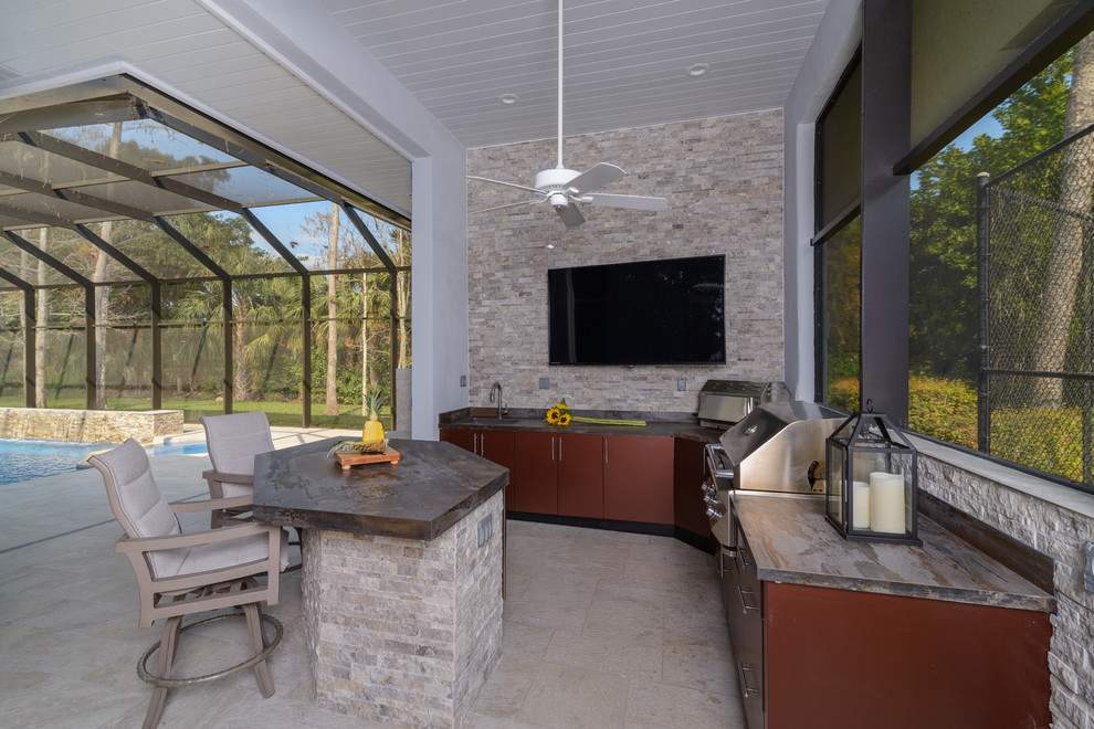 Стильный дизайн: большой двор на заднем дворе в стиле модернизм с летней кухней, покрытием из каменной брусчатки и навесом - последний тренд