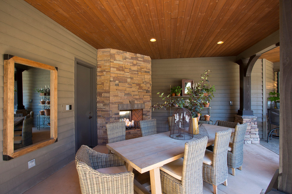 Cette photo montre une grande terrasse arrière chic avec une cuisine d'été et une dalle de béton.