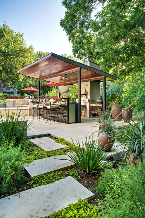 Geräumiger Moderner Patio hinter dem Haus mit Natursteinplatten und Gazebo in Austin