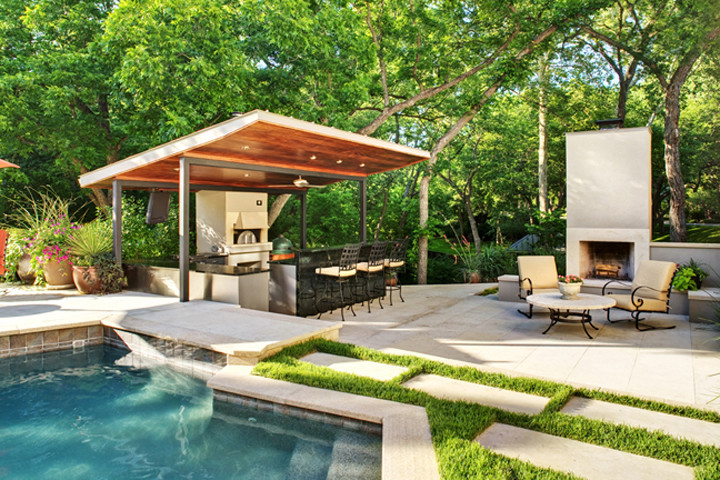 Cette photo montre une très grande terrasse arrière tendance avec une cuisine d'été, des pavés en pierre naturelle et un gazebo ou pavillon.