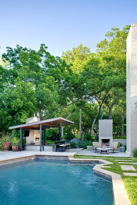 Geräumiger Moderner Patio hinter dem Haus mit Outdoor-Küche, Natursteinplatten und Gazebo in Austin