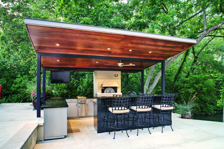 Cette photo montre une très grande terrasse arrière tendance avec une cuisine d'été, des pavés en pierre naturelle et un gazebo ou pavillon.