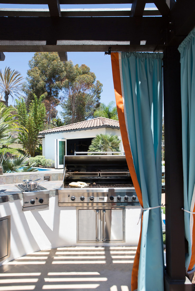 Идея дизайна: большая беседка во дворе частного дома на заднем дворе в средиземноморском стиле с летней кухней и мощением тротуарной плиткой
