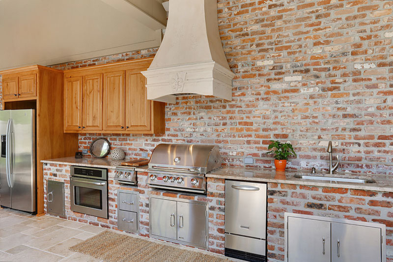На фото: двор среднего размера на заднем дворе в классическом стиле с летней кухней, покрытием из каменной брусчатки и навесом