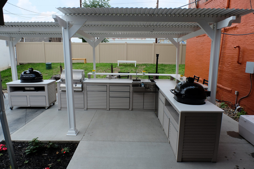 Diseño de patio actual de tamaño medio en patio trasero con cocina exterior, suelo de hormigón estampado y pérgola