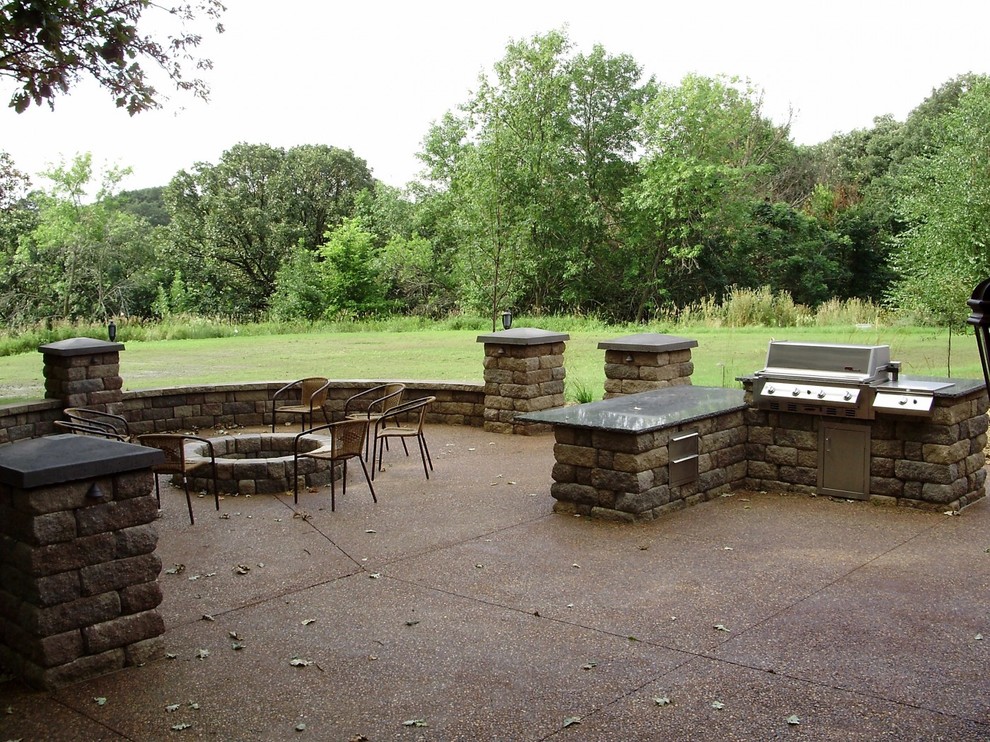 Foto di un grande patio o portico rustico dietro casa con pavimentazioni in cemento e nessuna copertura