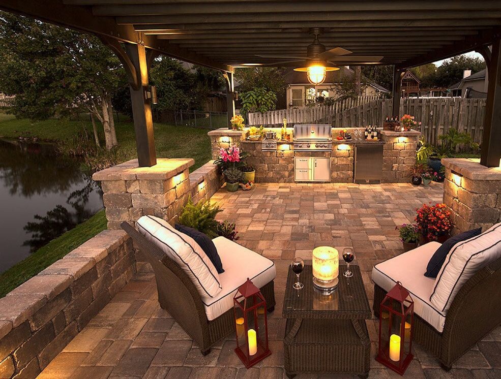 Foto de patio tradicional de tamaño medio en patio trasero con cocina exterior, adoquines de hormigón y cenador
