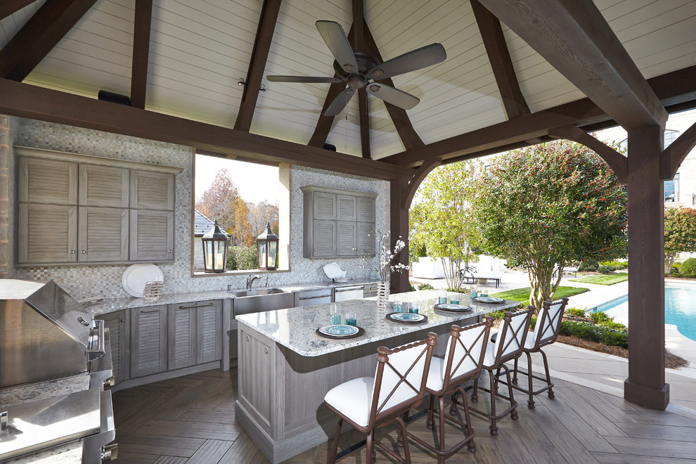 Cette image montre une terrasse traditionnelle avec une cuisine d'été.