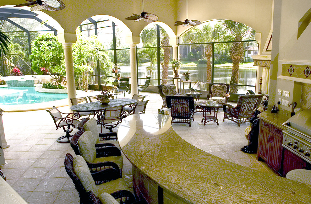 Geräumiger, Gefliester, Überdachter Klassischer Patio hinter dem Haus mit Outdoor-Küche in Miami