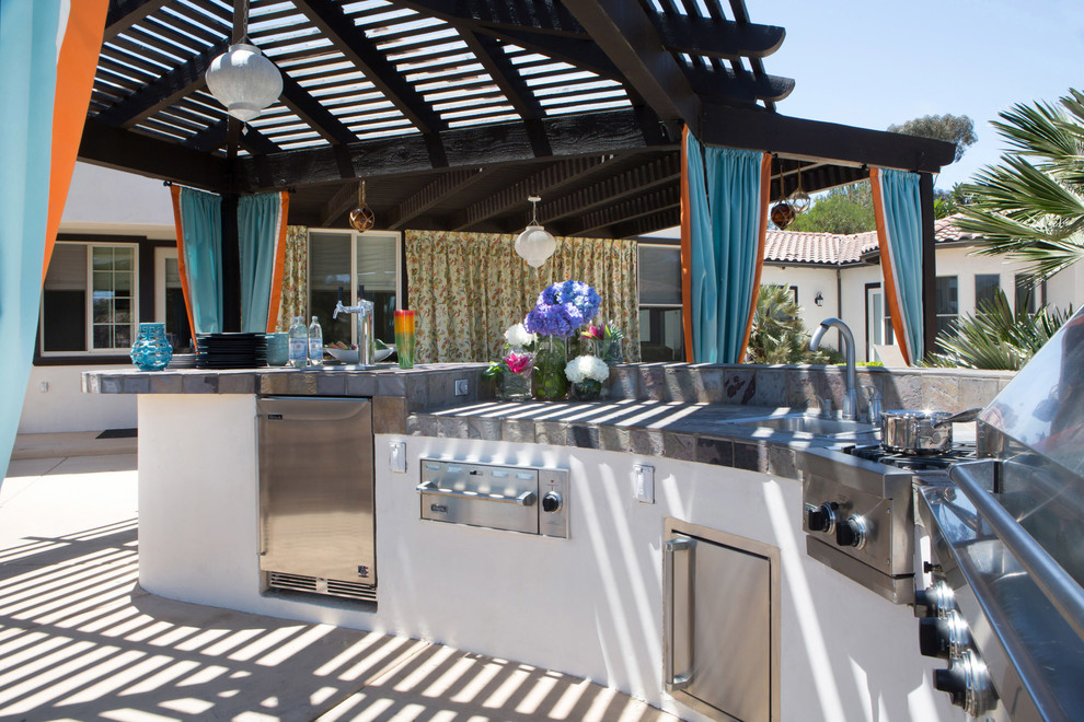 Großer, Unbedeckter Klassischer Patio hinter dem Haus mit Outdoor-Küche und Betonplatten in Los Angeles