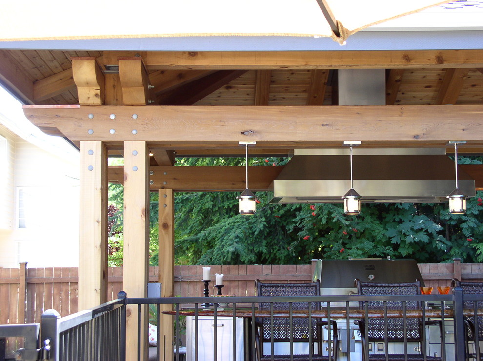 Idée de décoration pour une terrasse arrière asiatique de taille moyenne avec une cuisine d'été, une dalle de béton et une pergola.