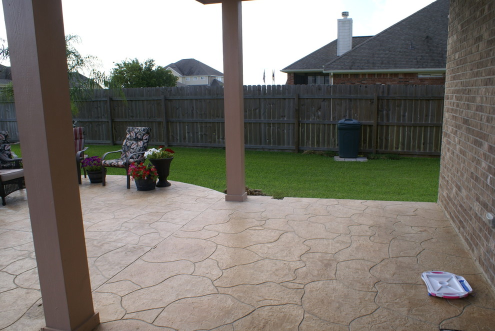 Esempio di un patio o portico tradizionale di medie dimensioni e dietro casa con pavimentazioni in pietra naturale e un tetto a sbalzo