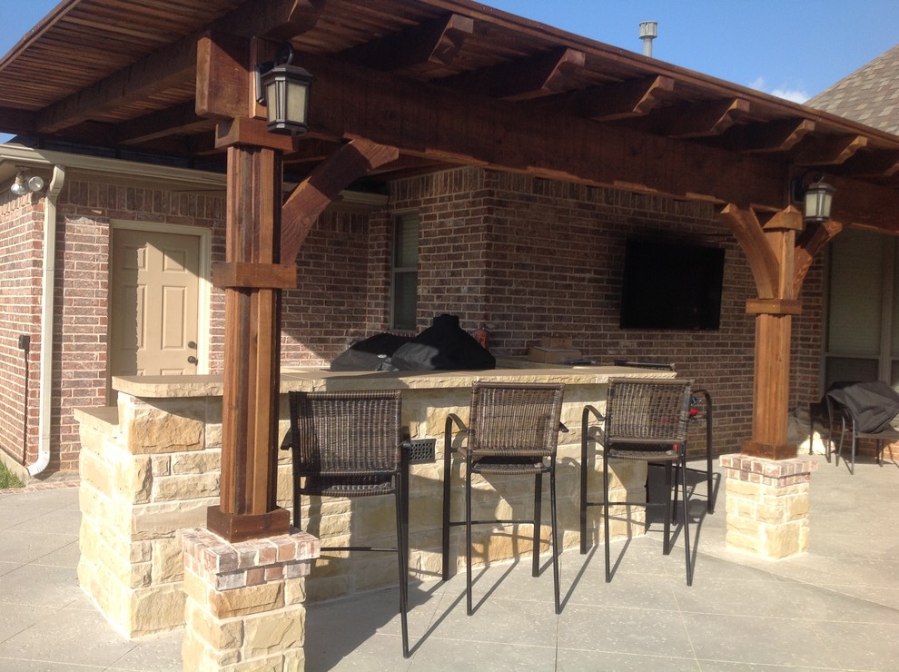 Foto di un grande patio o portico american style dietro casa con lastre di cemento e una pergola