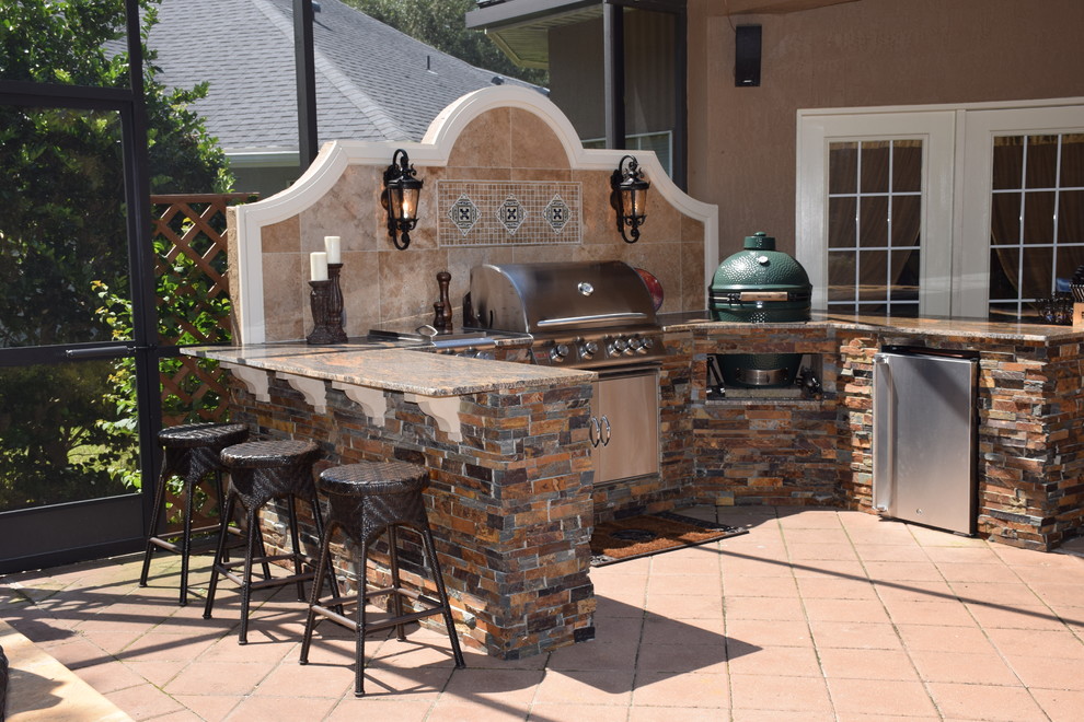 Idée de décoration pour une très grande terrasse arrière tradition avec une cuisine d'été et du carrelage.