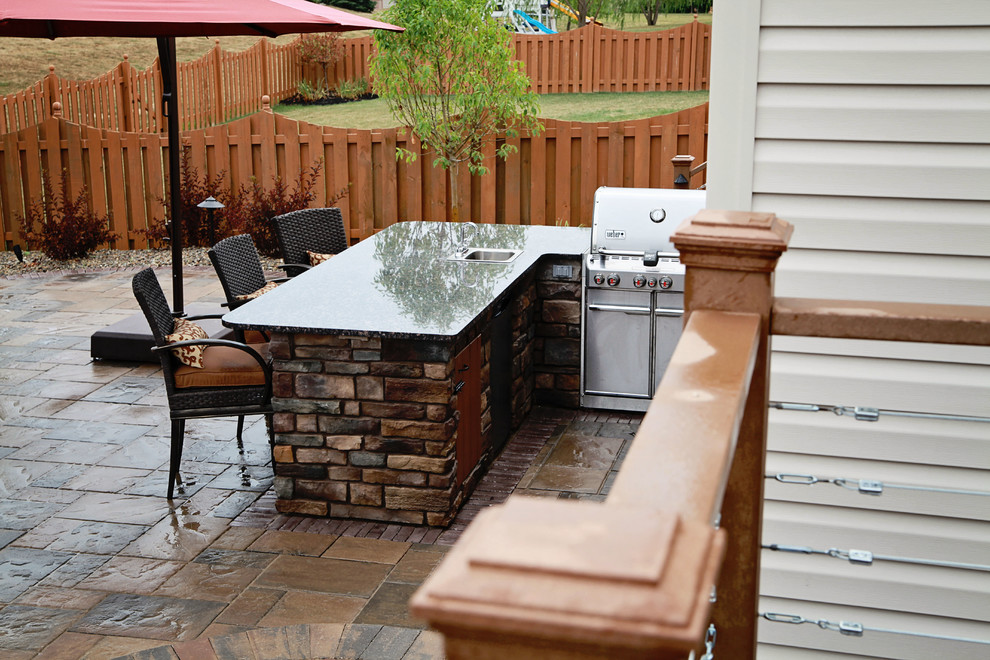 Réalisation d'une terrasse arrière design de taille moyenne avec une cuisine d'été, des pavés en béton et aucune couverture.