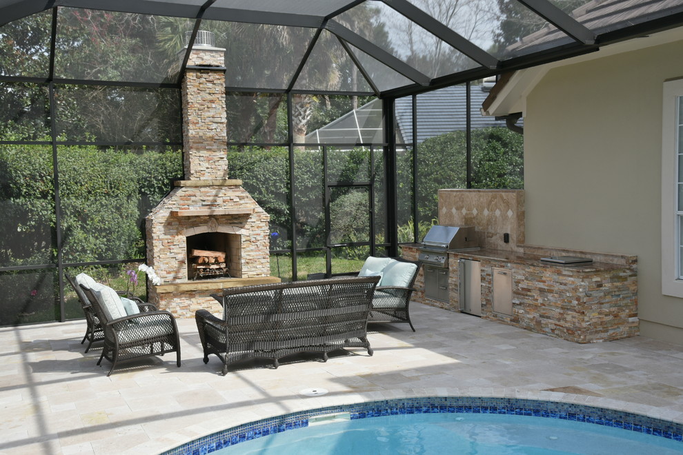 Foto di un grande patio o portico classico dietro casa con un focolare, piastrelle e una pergola