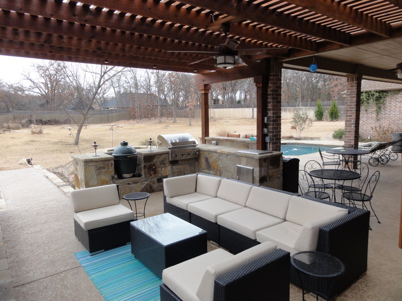 Inspiration for a mid-sized timeless backyard patio kitchen remodel in Dallas with a pergola